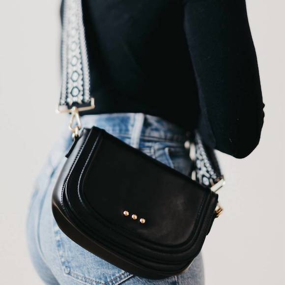 NEW PRETTY SIMPLE serenity saddle crossbody guitar strap bag in black - Picture 1 of 4